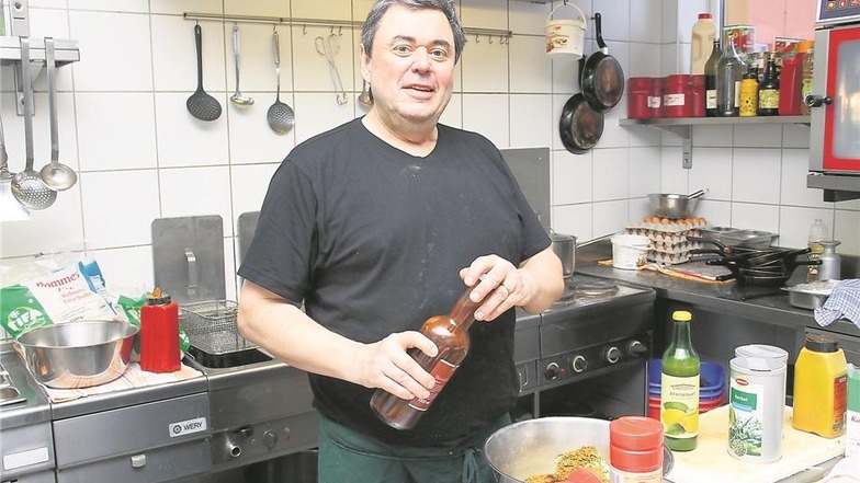 Küchenchef Frank Neuhaus bereitet vieles vor, damit hungrige Badegäste ihr Essen schnell bekommen.