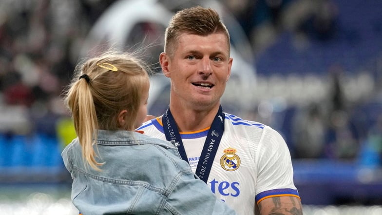 Da war die Wut wieder verraucht: Toni Kroos hält nach der Siegerehrung des Champions-League-Gewinners Real Madrid seine Tochter auf dem Arm.