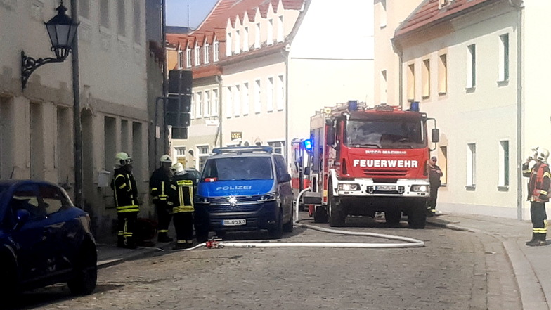Alarm in der Meißner Straße in Großenhain am Dienstag. Ersten Informationen zufolge wurde ein Mann schwer verletzt und musste ins Krankenhaus.