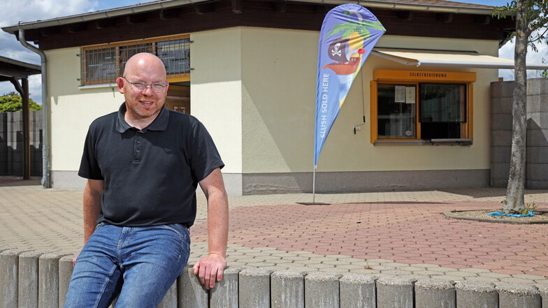 Ralf Schramm betreibt mit seiner Firma den Imbiss im Riesaer Freibad in Weida.