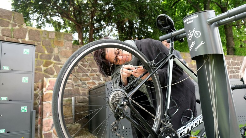 Christiane Weikert repariert ein Fahrrad