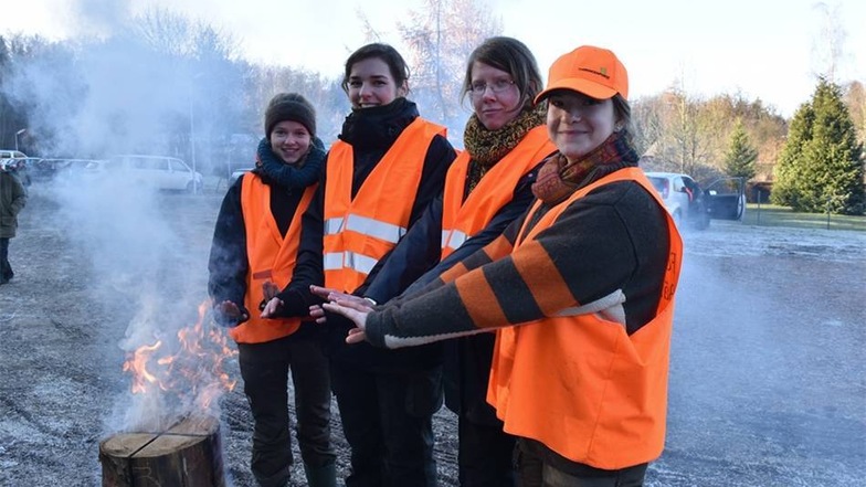 Am Schwedenfeuer wärmen sich die Forststudentinnen Sophie, Elsa-Marie, Mareike und Anne.
