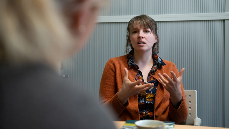 Die gebürtige Großenhainerin Fanny Paschek - hier im Gespräch mit Sächsische.de - ist die neue Klimaschutzmanagerin im Rathaus. Die 37-Jährige stellte ihr Anliegen nun im Stadtrat vor.