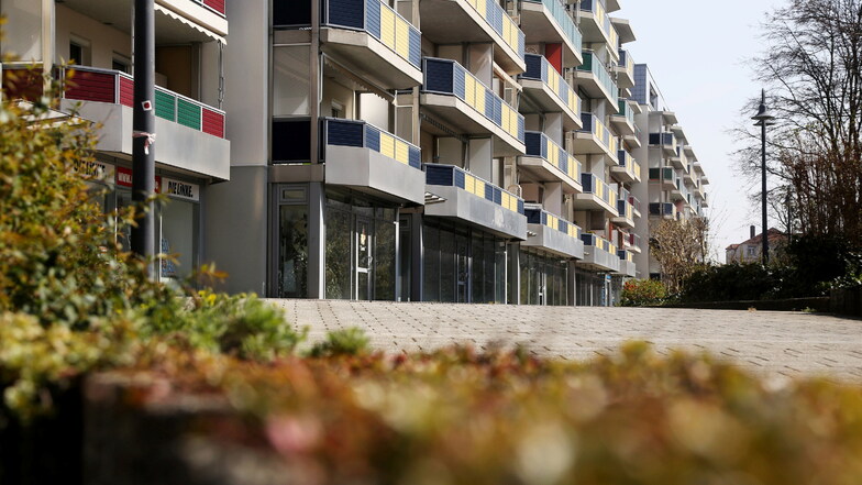 Gut 4.500 Wohnungen gehören zum Bestand der WGR-Riesa - auch diese Zeile an der Bahnhofstraße.