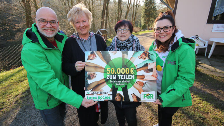 Kerstin Auerswald (2. von links) teilt ihren Gewinn mit dem Tierheim Leisnig. Das freut Vereinschefin Rosi Pfumfel (2. von rechts) ebenso wie die Radiomoderatoren Claudia Switala und Steffen Lukas.