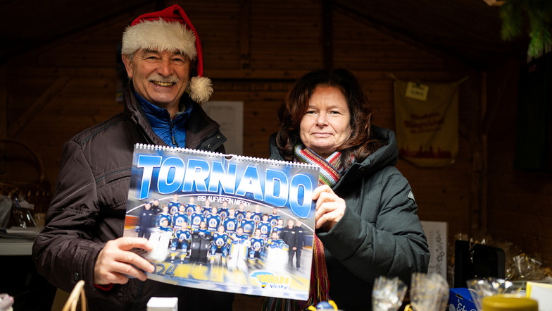 Auf dem Weihnachtsmarkt in Niesky gab es den neuen Wandkalender der Nieskyer "Tornados" zu kaufen. Außerdem ...