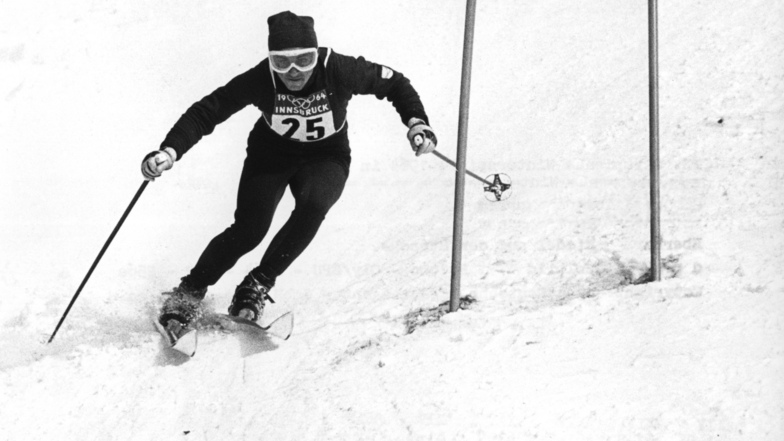 Eberhard Riedel am 2. Februar 1964 bei den Olympischen Winterspielen in Innsbruck im Riesenslalom auf der Strecke. Am Ende belegt er den 15. Platz.