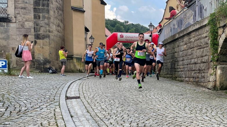 Im Laufschritt von Königstein hinauf zur Festung: Nachdem der Sparkassen Festungslauf 2020 ausfiel, wagten sich dieses Jahr 342 Teilnehmer an den Start.