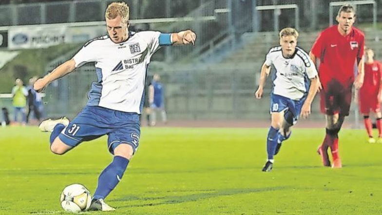 Robin Fluß soll aus Bischofswerda nach Freital zurückkehren. Hier trifft er als Kapitän für „Schiebock“ beim Regionalliga-Duell gegen die Reserve des Hertha BSC im September.