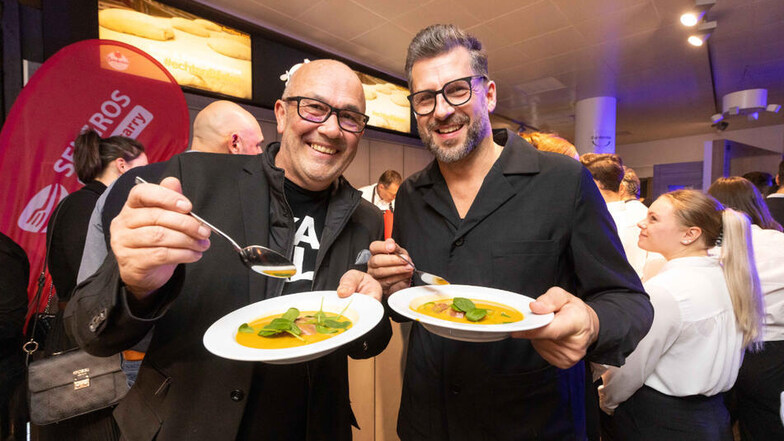 Küchenzentrum-Chef Dirk Hähnchen (l.) und Produzent André Stade genießen das Linsensüppchen.