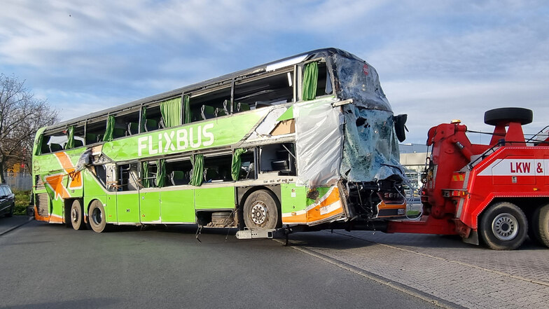 Reisebus wird nach Unfall auf der A9 von Gutachter untersucht - weitere Passagierin äußert sich