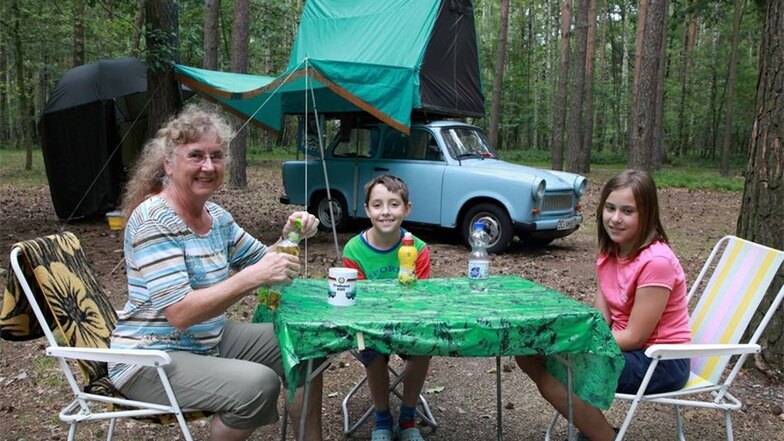 Auch solche Gäste begrüßte der Campingplatz am Großteich 2018: Mit ihrem Trabant Dachzelt aus den 80er Jahren war die Dresdnerin Anita Matthias im Juli mit den Enkelkindern Vincent und Flora da und machte hier ein paar Tage Naturcamping.