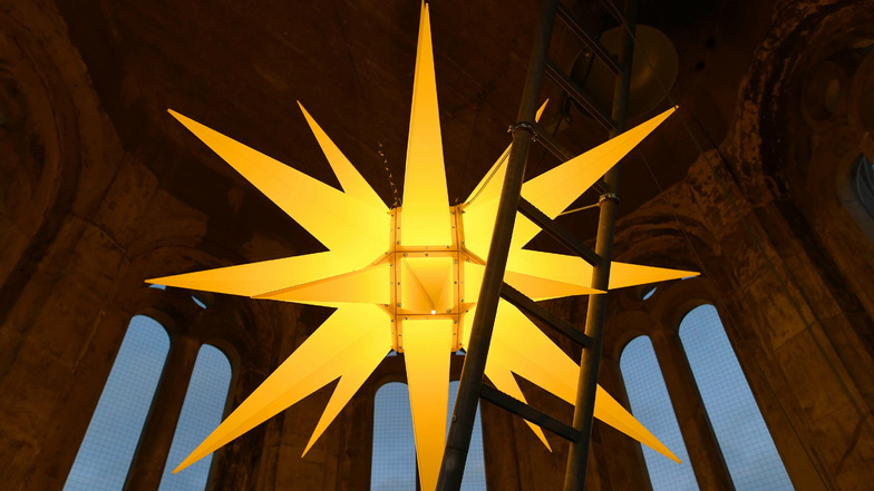 So schön leuchtet der Herrnhuter Stern im Rathaus-Turm.