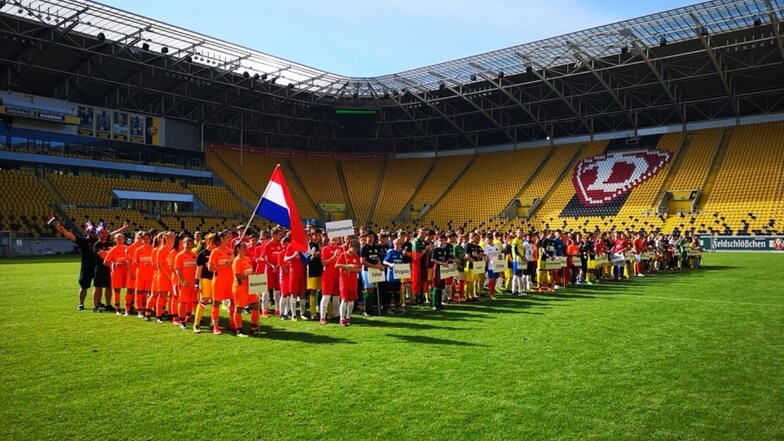 Mini-WM: 32 Teams und viele Fans im Stadion