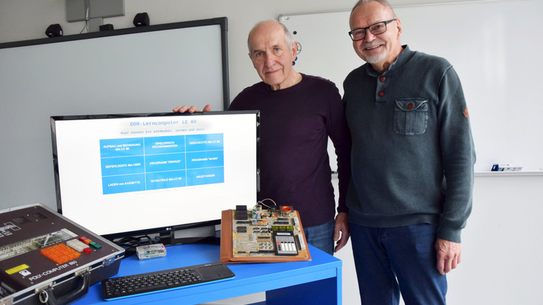 Gerhard Walter (l.) und Wolfgang Kunde zeigen den Raspberry Pi (Mitte), auf dem das Lernprogramm zum ersten frei programmierbaren Homecomputer der DDR LC 80 lauft.