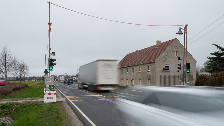 Auf der Höhe des Edeka-Markts gibt es auf Grund des erhöhten Verkehrsaufkommens in Kodersdorf eine Fußgängerampel. Sie soll bis zum Ende der Sanierung des Autobahntunnels 2025 ihren Dienst verrichten.