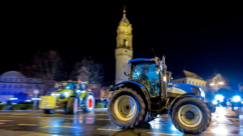 Wie hier im Februar nehmen nach wie vor Traktoren und andere Fahrzeuge am Korso bei den Montagsprotesten der Mahnwache Bautzen teil. Allerdings sind es seitdem immer weniger geworden.