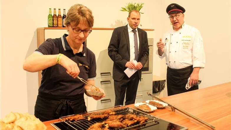 5. Platz: Gaststätte Zur Eisenbahn, Wiesa Jan Klawitter (rechts) servierte Feuerfleisch und Minibackrippchen.