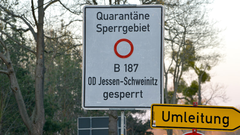 Als Beispiel für die Abriegelung einer Kommune gilt die Stadt Jessen in Sachsen-Anhalt. Dort wurden im Frühjahr zwei Ortsteile komplett unter Quarantäne gestellt.