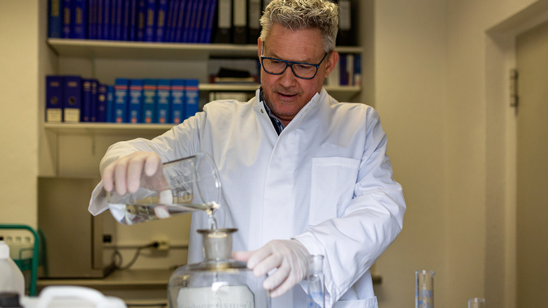 Apotheker Jens Lohmann bei der Herstellung von Desinfektionsmittel. Die Abgabe an Private ist limitiert.