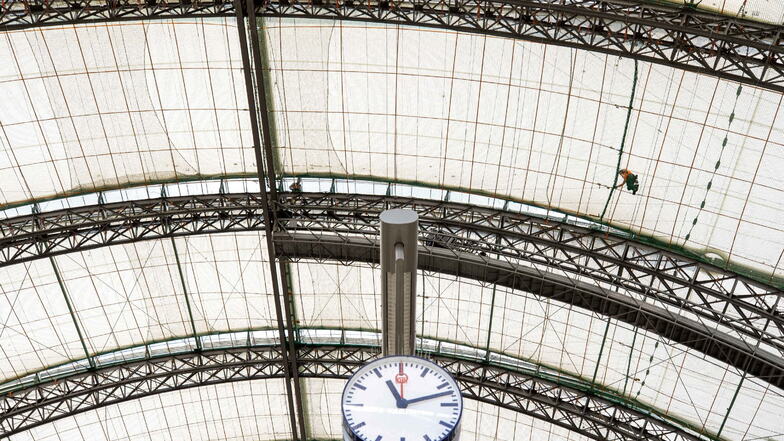Die Zeit ist abgelaufen für die Dachmembran auf dem Hauptbahnhof. Sie wird komplett erneuert.