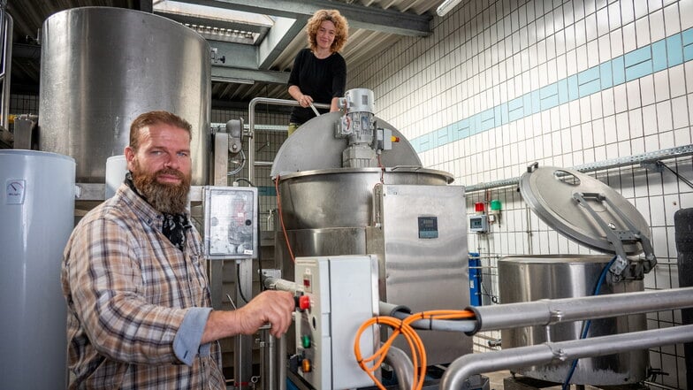 Olaf und Anja Adam haben im März eine neue Brauanlage in der Alten Brauerei Richzenhain in Betrieb genommen, welche die Arbeit der Braumeisterin enorm erleichtert.