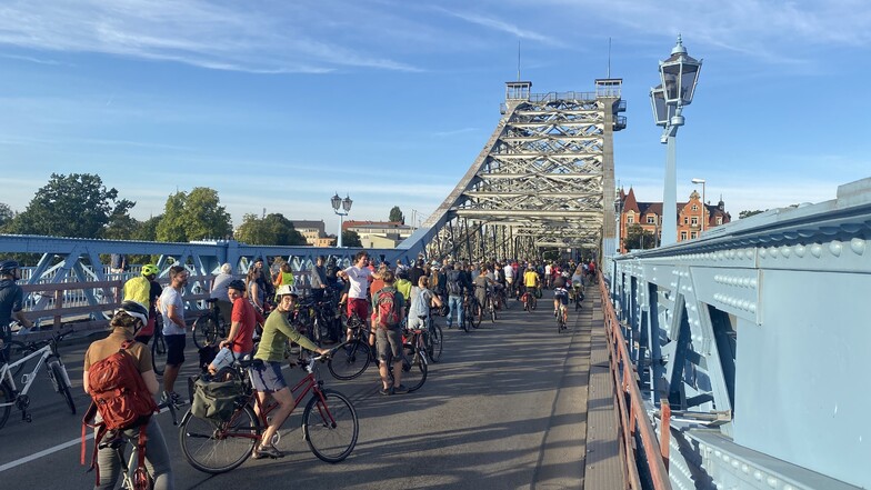 Radfahrer standen vom Brückenanfang am Schillerplatz bis zur Mitte des Blauen Wunders.