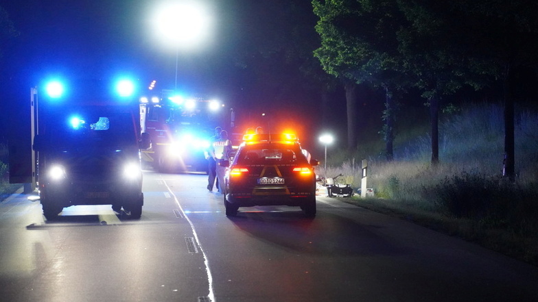 Ein 17-Jähriger kam bei einem Motorradunfall in Bautzen ums Leben. Er krachte mit seiner Maschine gegen einen Baum.