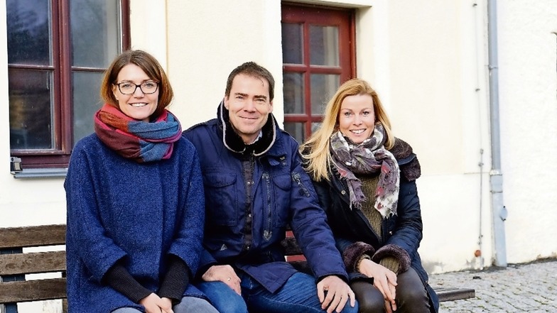 Kathrin Dobiéy mit ihrem Mann und Geschäftspartner Dirk Dobiéy und Mandy Köplin (v. l.) vom Beratungsunternehmen Age of Artists vor dem Rittergut Raußlitz.