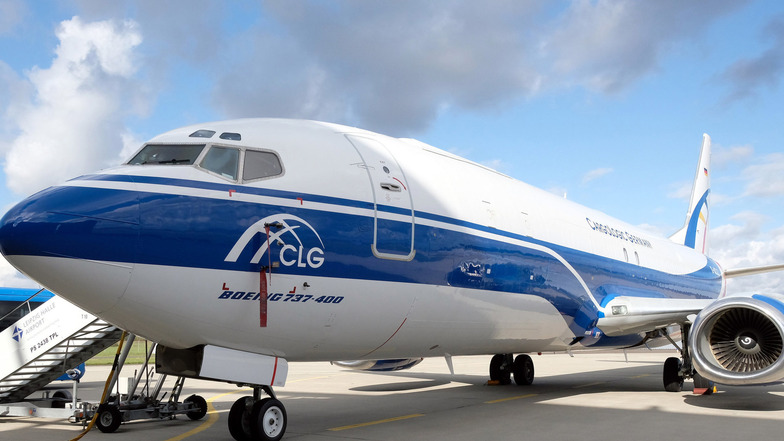 Eine Boeing 737-400 Frachtmaschine von CLG. Die Airline mit 40 Mitarbeitern führt hauptsächlich Flüge im Expressversand von Onlinehändlern durch. 