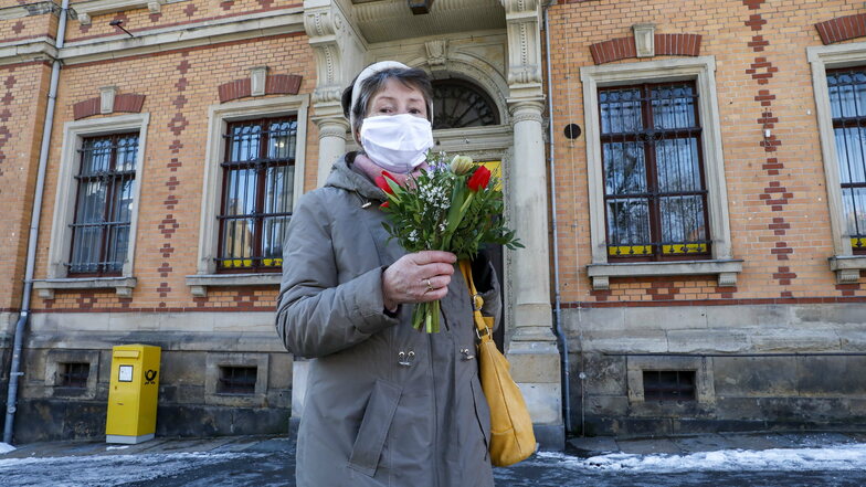Ursula Hassa bedankte sich zum Abschied vor der Schließung mit Blumen bei den drei Frauen am Schalter.