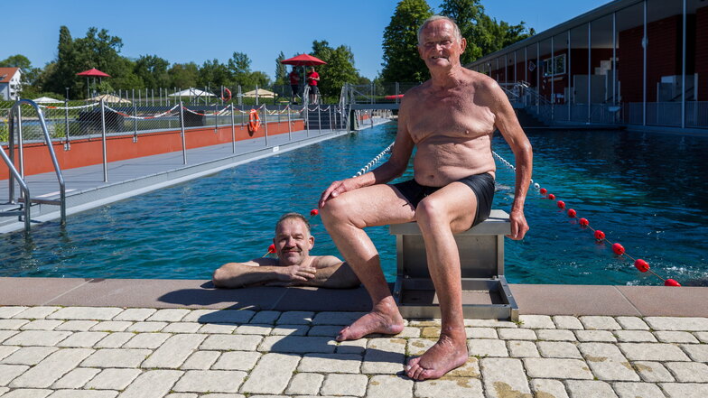 Uwe Hanneck (rechts) aus Großenhain und Stefan Albrecht aus Walda gehörten zu den Ersten, die sich ins Schwimmbecken trauten.