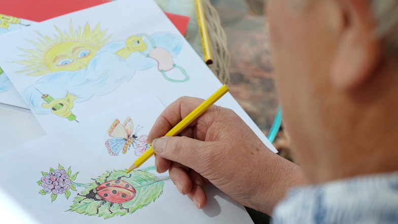 Ein Rentner aus Lommatzsch schreibt Briefe und malt Zeichnungen zur Aufmuntertung in schweren Zeiten.