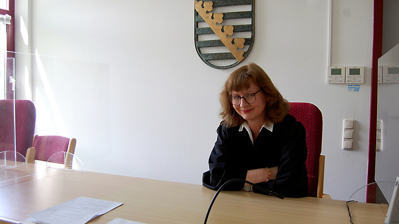 Nicole Jena ist die oberste Richterin in Hoyerswerda. Hier sitzt sie am Richtertisch in Saal 3 des Amtsgerichtes am Pforzheimer Platz.