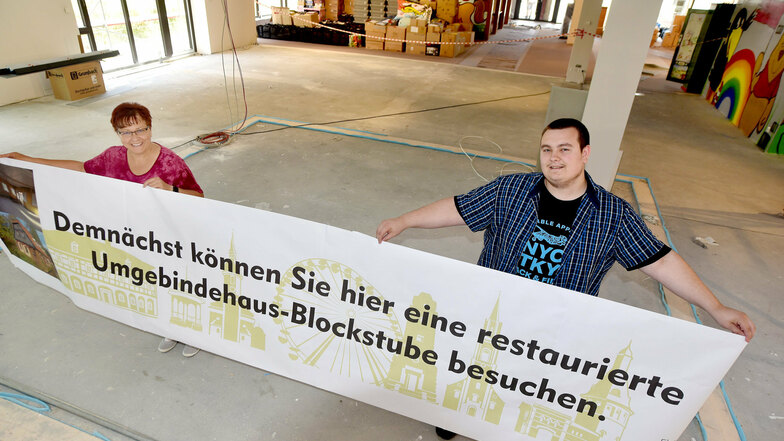 Bibliotheksleiterin Katja Hieke und Azubi Maurice Nesdropa zeigen, wo in der neuen Stadtbibliothek eine Blockstube gebaut werden soll.