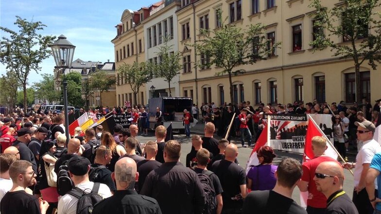 Kurz vor 13 Uhr begann auf der Barbarastraße die Kundgebung der Neonazis.