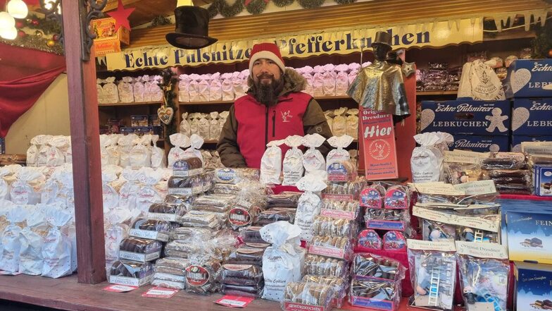 Evren Erdag verkauft eigentlich Pfefferkuchen auf dem Striezelmarkt.