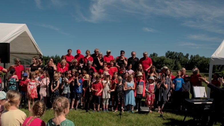 Der Heidenauer Singekreis ist unüberhörbar, sein Kinderchor ebenso.