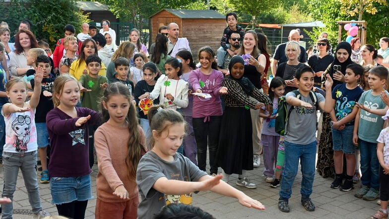 Beim Macarena tanzen alle mit. Die Projektwoche an der Kunzemannschule ist am Freitag mit einem Kinderfest gemeinsam mit der benachbarten Kita Kleeblatt beendet worden.