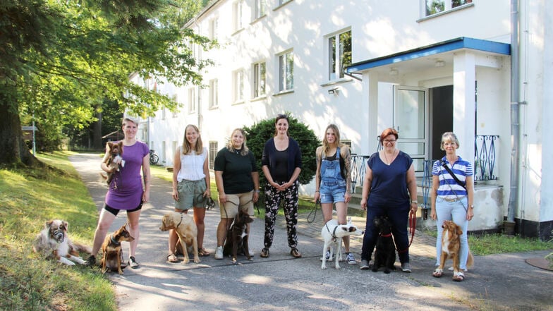 Das sind Teilnehmer, Dozenten und Partner der Hundeschule „CaniCampus“ die von Monika Richter (Bildmitte) geleitet wird. Ihre angebotene Ausbildung zum Therapiehelfer findet teilweise im MGH Bernsdorf statt.