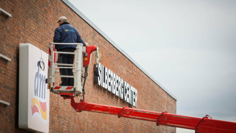 Letzte Arbeiten am Silberberg Center in Radeberg: Die Filialen bringen die Logos an der Fassade an. Am 5. November findet die Eröffnung statt.