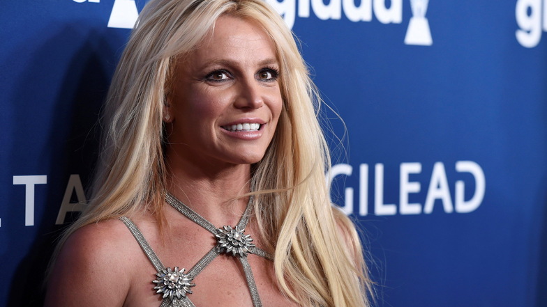 Mitten in einem tropischen Urlaub hat US-Popstar Britney Spears den Gerichtsentscheid über die Absetzung ihres Vaters als Vormund gefeiert.