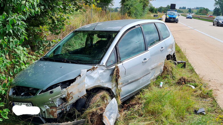 Ein polnischer Autofahrer ist am Sonntagvormittag mit seinem Kleinwagen erst in die Mittelleitplanke gefahren und dann im Straßengraben gelandet.