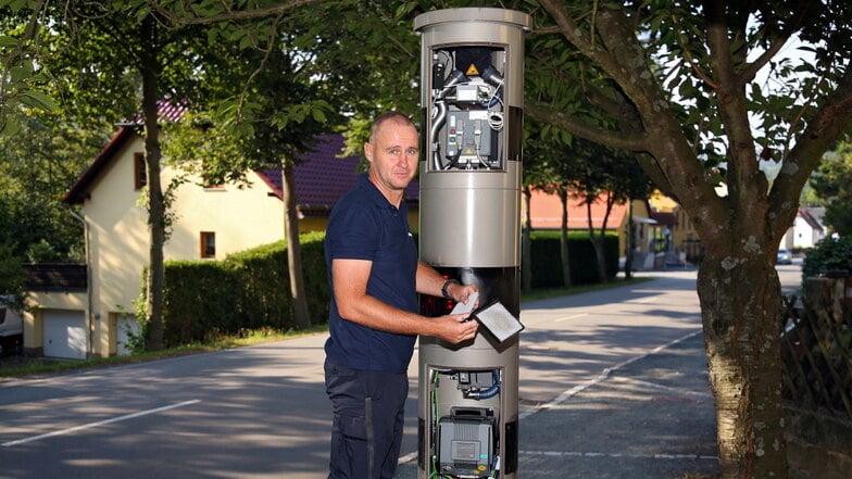 Auf Kontrollfahrt: Oliver Göpfert schaut am neuen Blitzer in Berggießhübel nach dem Rechten. Hier tauscht er den Filter der Luftkühlung aus.