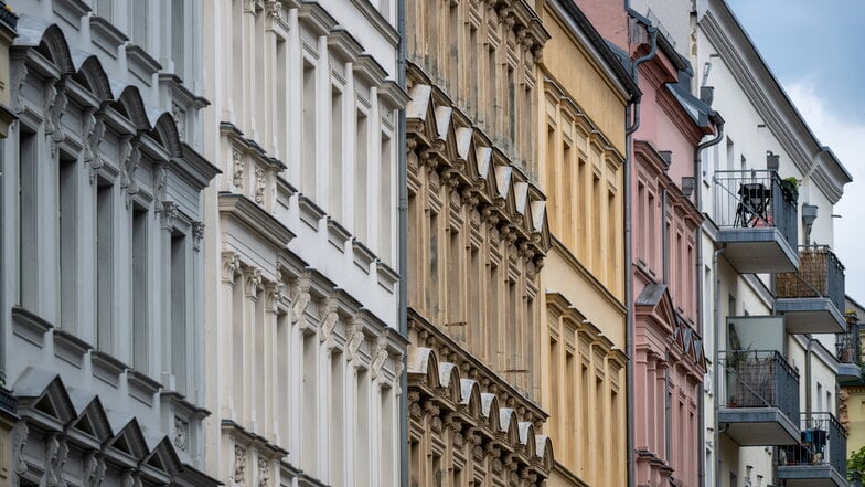 Blick auf sanierte Fassaden der Altbauwohnungen