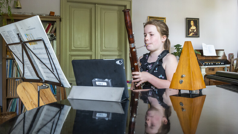 Schülerin Senta Kruppa beim digitalen Fagott-Unterricht.