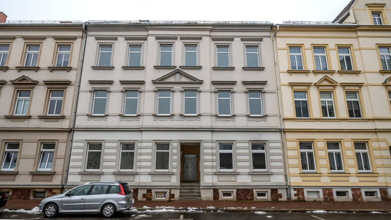 Bei einer Explosion ist das Haus Schillerstraße 33 vor einem Jahr schwer beschädigt worden. Jetzt wird es saniert.