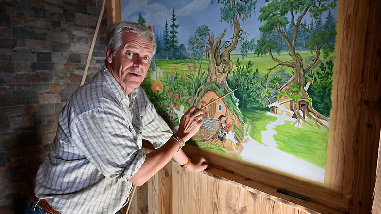 Jörg Beger gestaltet in der neuen Lutki-Hütte am Senftenberger See gerade die Wandbilder. In einem Monat kann man sich als Gast davon selbst ein Bild machen. Aber auch auf den Imbiss-Karten für den am 1. Juni öffnenden Biergarten sind die Lutki zu sehen.