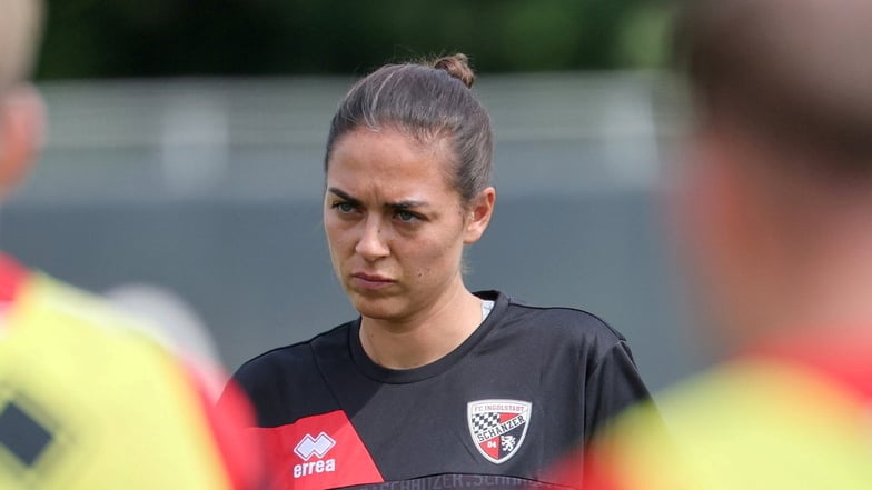 Strenger Blick, klare Ansagen: Sabrina Wittmann kennt den FC Ingolstadt bestens, ist seit 19 Jahren im Verein. Nun trainiert sie das Männerteam in der 3. Liga und soll mit dem aufsteigen.