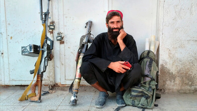 Ein Taliban-Kämpfer sitzt neben seinen Waffen. Die militant-islamistischen Taliban weiten ihren schnellen Vormarsch weiter aus.